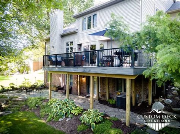 Can freestanding deck be attached to house?