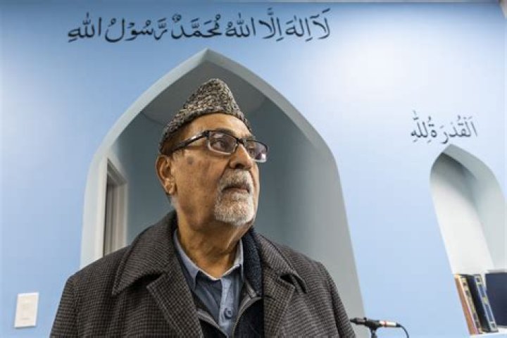 How many ahmadis in uk?