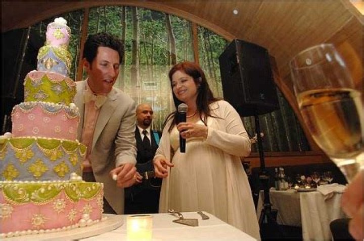 Is alex guarnaschelli still married?