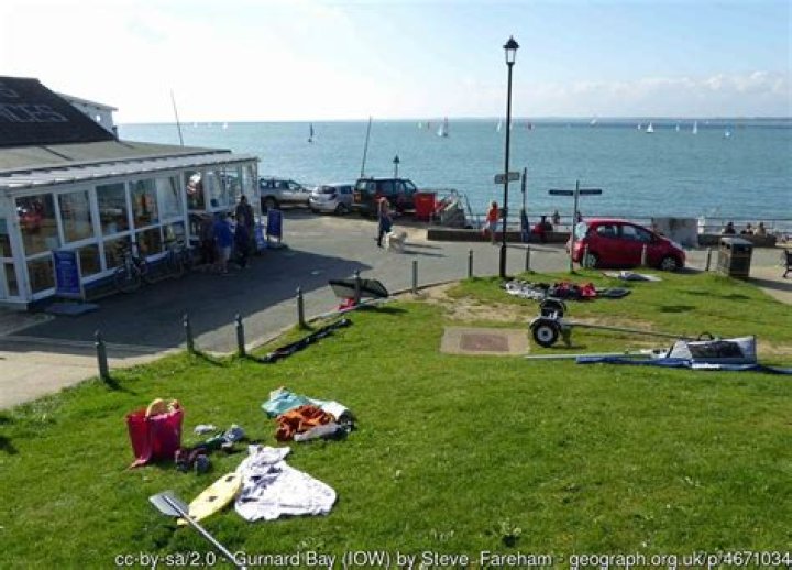 Is gurnard beach dog friendly?