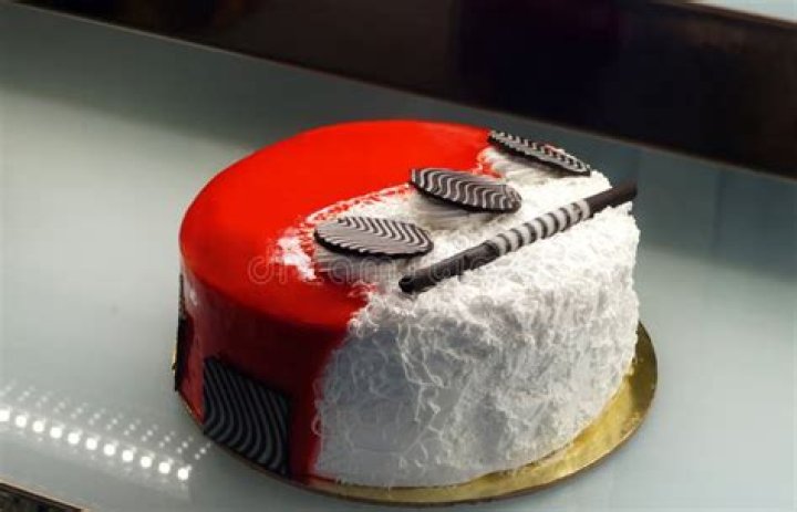 Should decorated cakes be refrigerated?