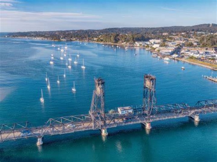 When was batemans bay bridge built?
