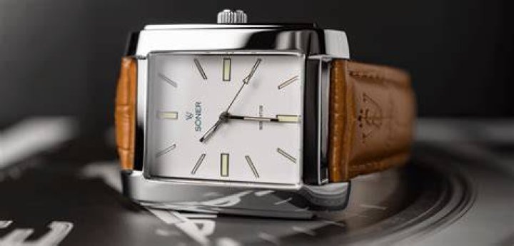 Who makes rectangular watches?