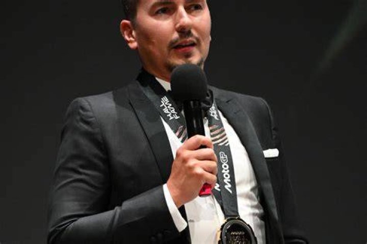 Why jorge lorenzo retired?